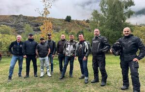 🏍️ De Thonon à la Méditerranée, ils ont traversé les Alpes à moto — une aventure humaine et mécanique au cœur de la reconstruction.